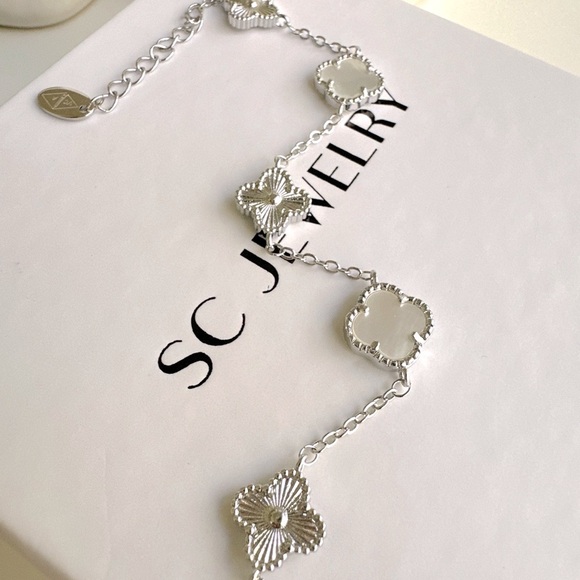 Petite Clover Bracelet Mother of Pearl & Silver Color Double Sided - Picture 5 of 10